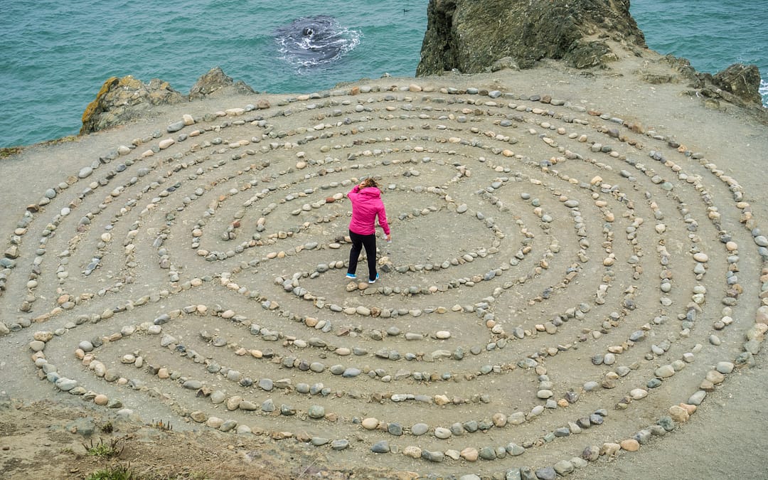 Staying at the centre of the labyrinth